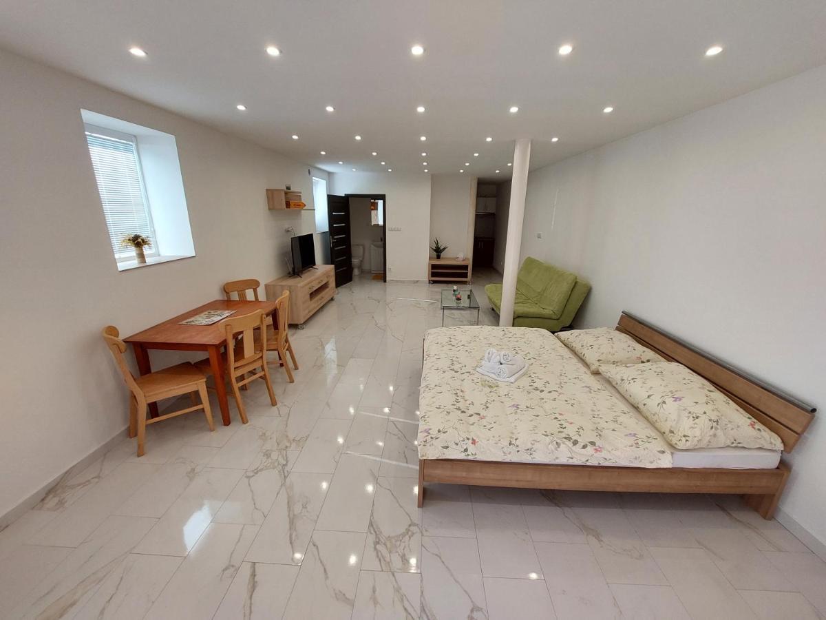 Vehlovice Apartments Melnik Bagian luar foto